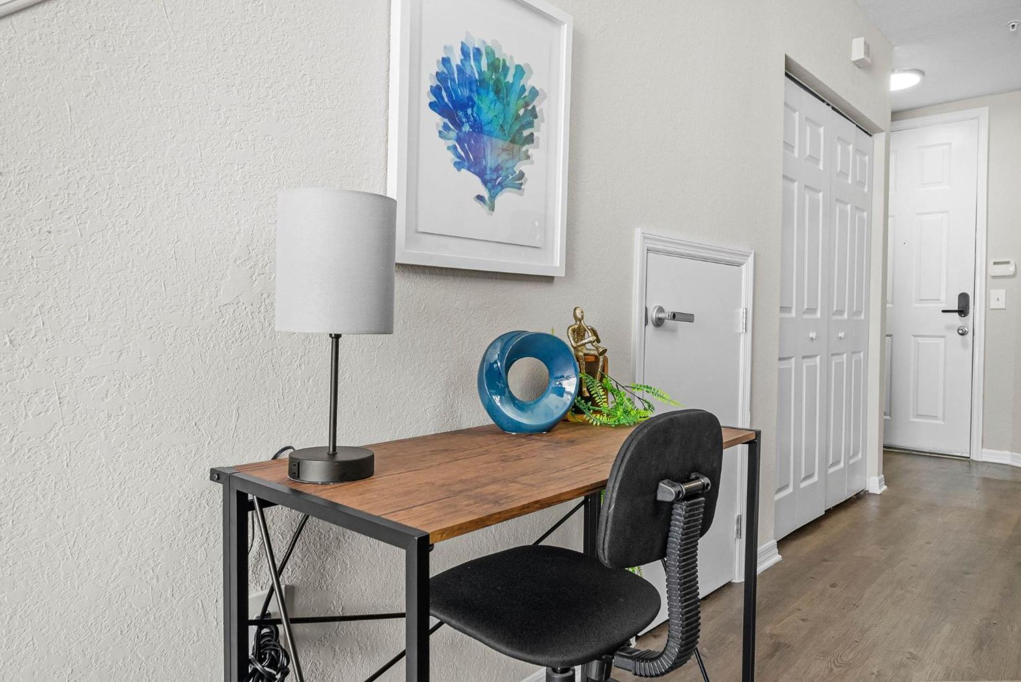Apartment Chic 2br2ba- Minutes To Airport & Westchase #3