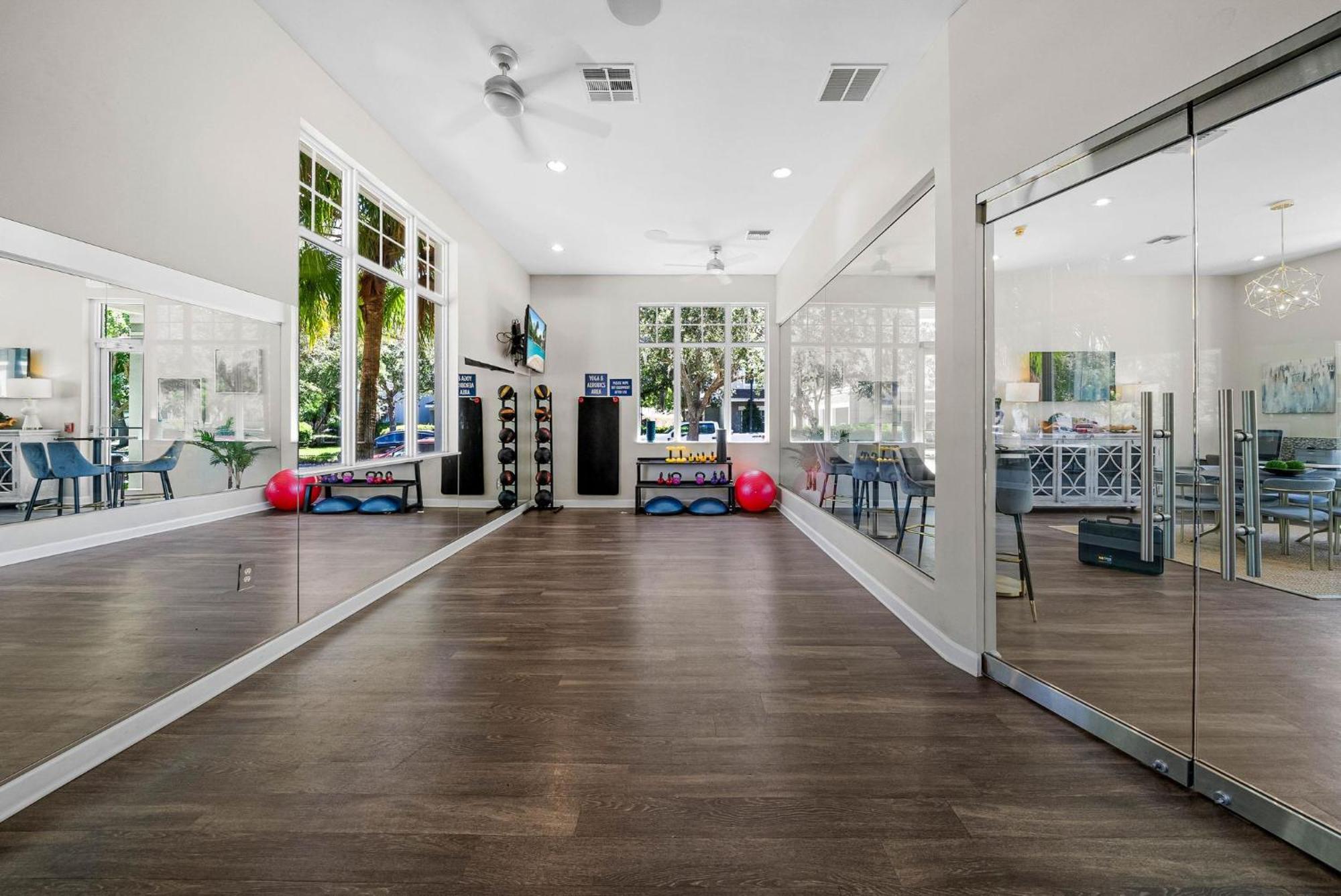 Chic 2br2ba- Minutes To Airport & Westchase #3 Apartment *