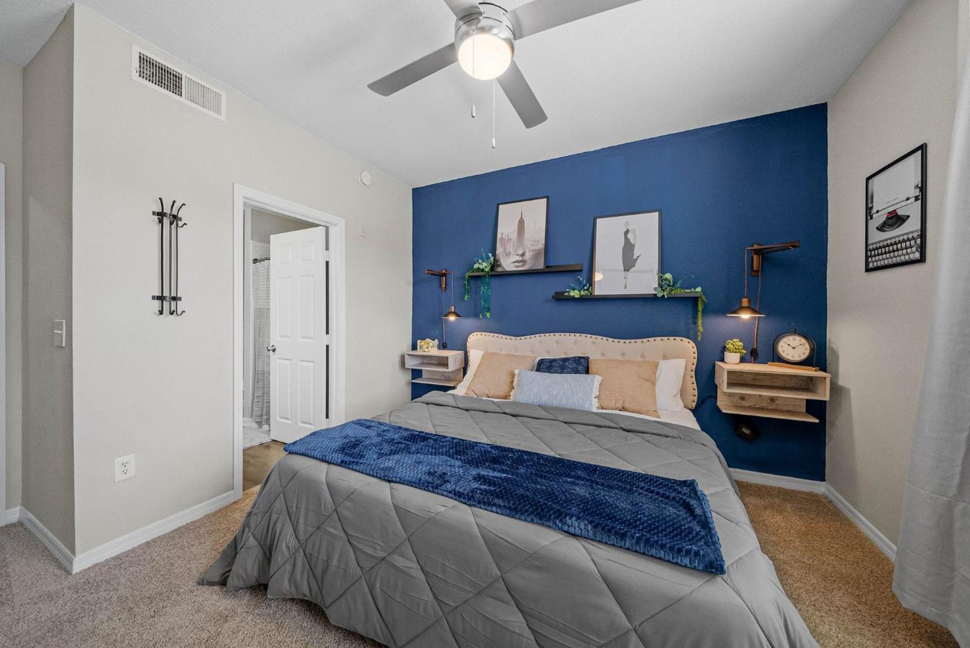 Apartment Chic 2br2ba- Minutes To Airport & Westchase #3 *