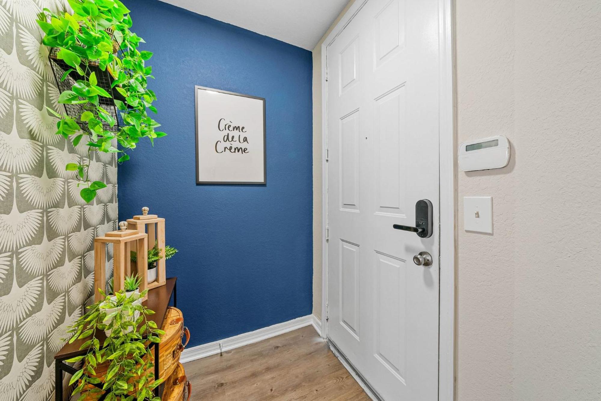 Apartment Chic 2br2ba- Minutes To Airport & Westchase #3 *
