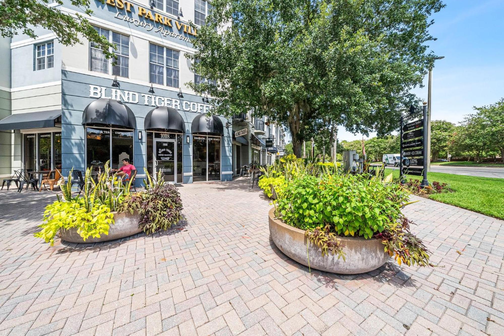 Apartment Chic 2br2ba- Minutes To Airport & Westchase #3 *